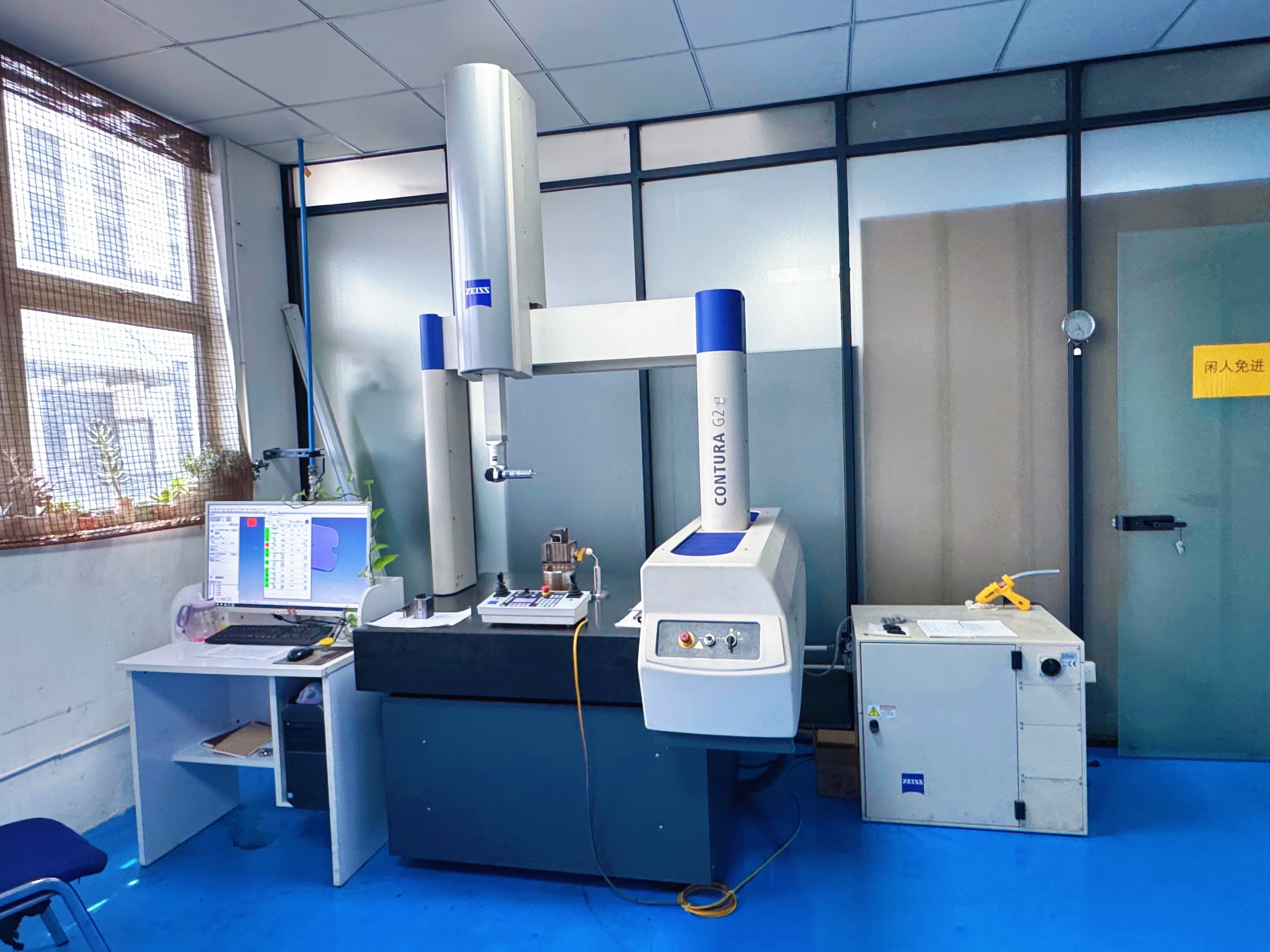 ZEISS CONTURA G2 coordinate measuring machine with workstation in the inspection room